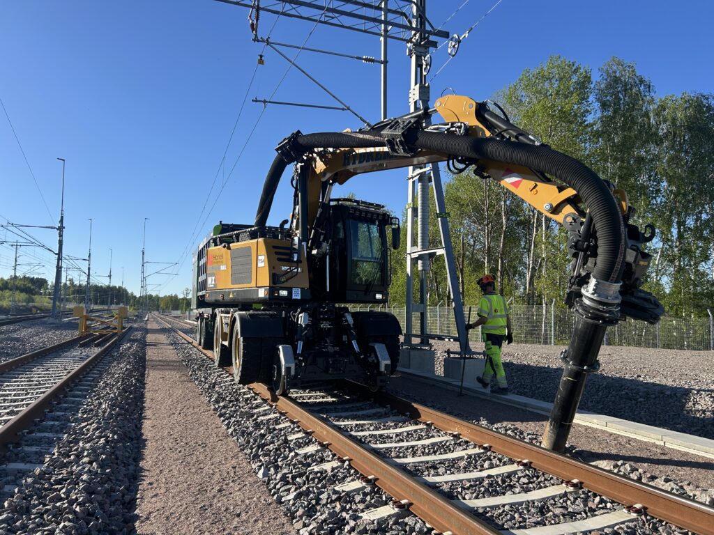 Aspiratrice DISA RAIL 1700 pour maintenance ferroviaire sur voie ferrée
